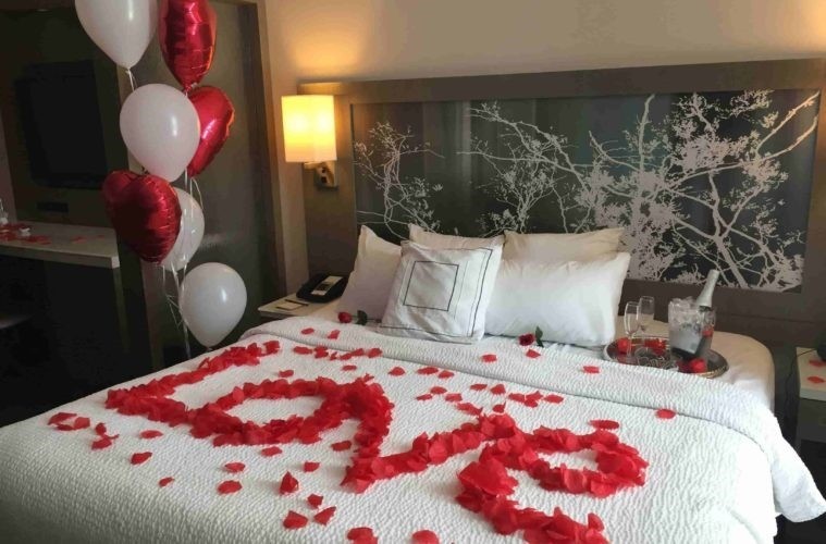 Trang trí bằng hoa hồng cho phòng cưới